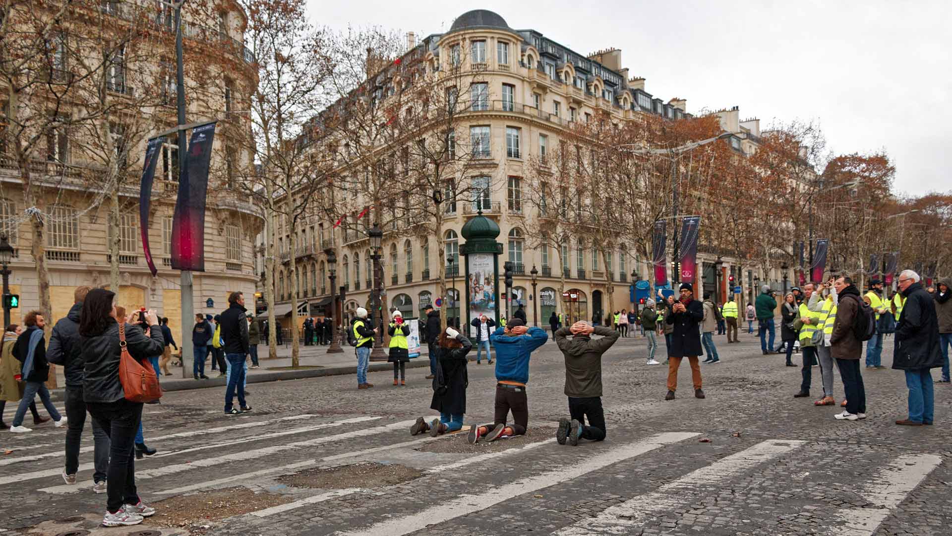 Manifestation des Gilets jaunes à PARIS sur les Champs Elysées le  8-dec-2018